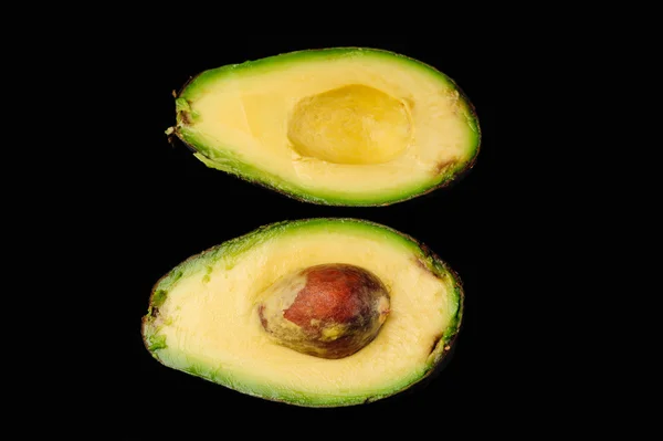 Avocado auf schwarzem Hintergrund — Stockfoto