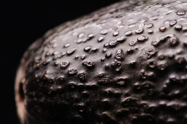 Avokado över svart bakgrund — Stockfoto