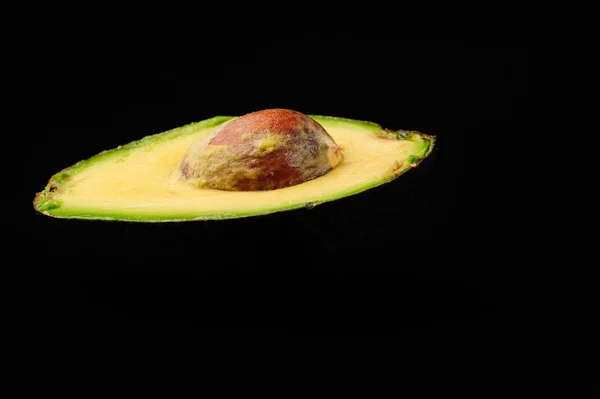 Avocado на черном фоне — стоковое фото