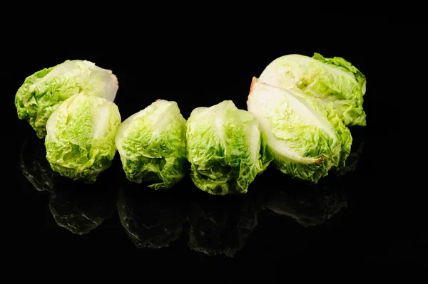 Frisse groene salade op de zwarte achtergrond — Stockfoto