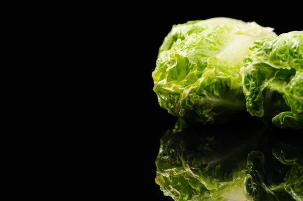 Frisse groene salade op de zwarte achtergrond — Stockfoto