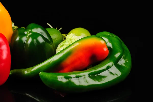 Légumes différents sur le fond noir — Photo