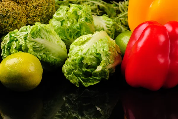 Forskellige grøntsager på den sorte baggrund - Stock-foto