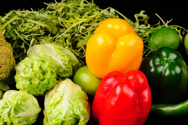 Vegetais diferentes no fundo preto — Fotografia de Stock