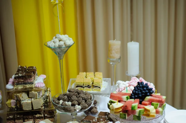 異なるお菓子と甘いバンケット テーブル — ストック写真