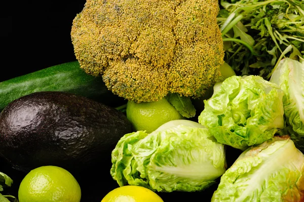 Различные овощи на черном фоне — стоковое фото