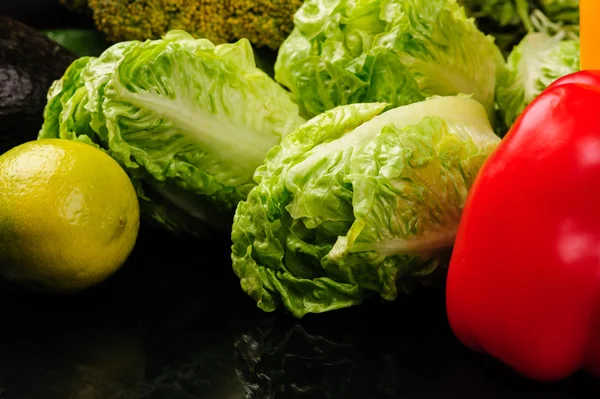 Vegetais diferentes no fundo preto — Fotografia de Stock