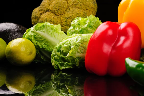 Verduras diferentes en el fondo negro — Foto de Stock