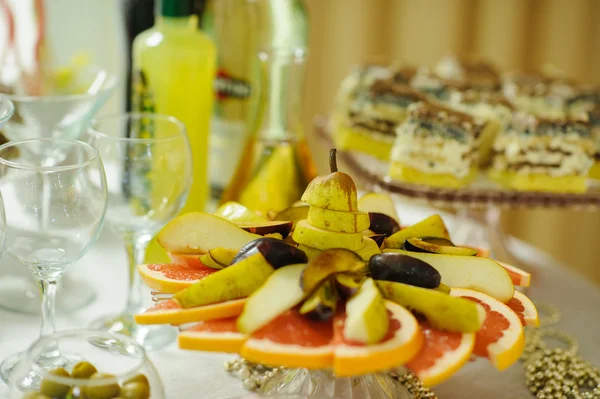 Table de banquet avec différents fruits — Photo