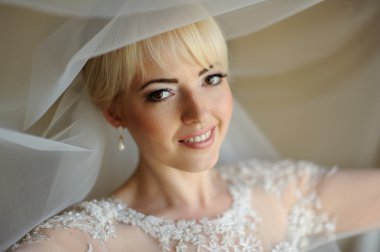 güzel gelin pencere kapalı