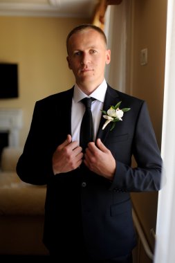 красивий нареченого на весілля пальто