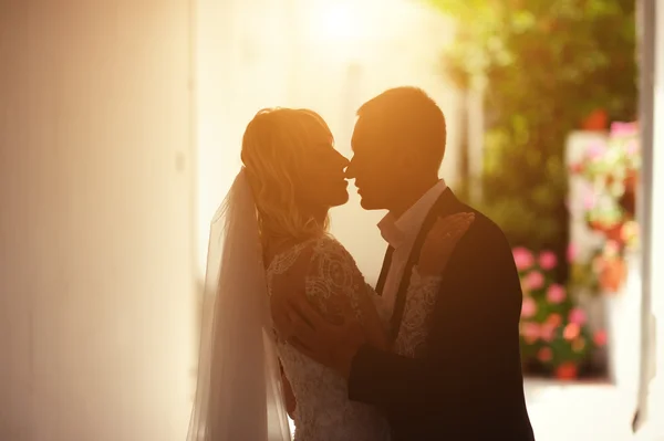 Glückliche Braut und Bräutigam zur Hochzeit — Stockfoto