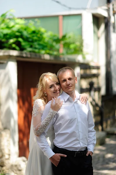 Noiva feliz e noivo em seu casamento — Fotografia de Stock