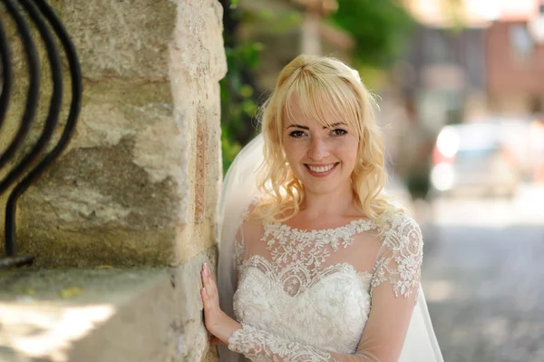 Mooi portret van de bruid buiten — Stockfoto