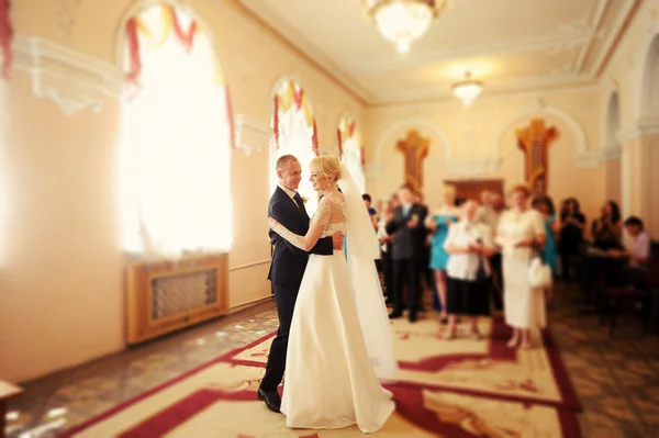 Braut und Bräutigam tanzen auf der Hochzeit — Stockfoto