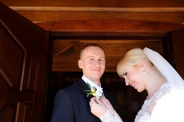 Bruid en bruidegom in de kerk — Stockfoto