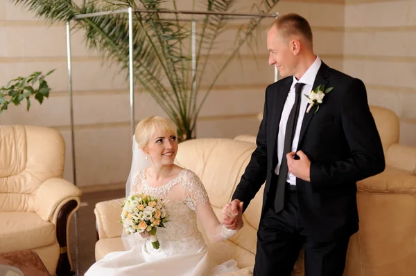 Glückliche Braut und Bräutigam zur Hochzeit — Stockfoto