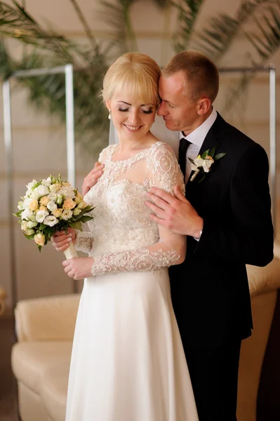 Glückliche Braut und Bräutigam zur Hochzeit — Stockfoto