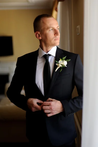 Novio guapo en el abrigo de boda —  Fotos de Stock