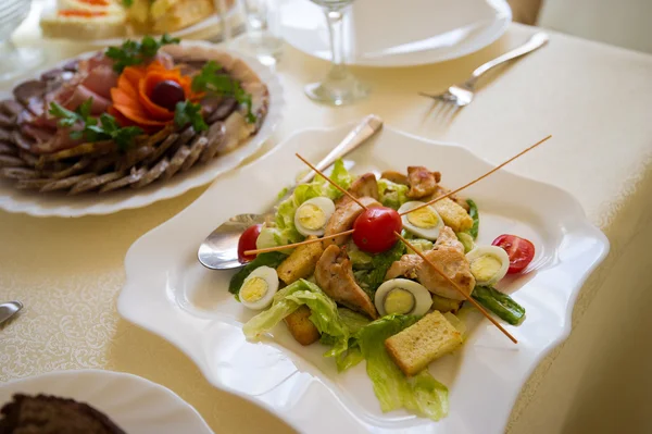 Servicio de mesa de catering con platería — Foto de Stock