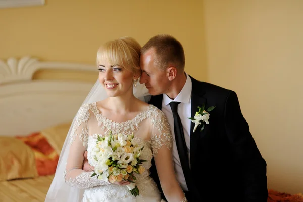 Glückliche Braut und Bräutigam zur Hochzeit — Stockfoto