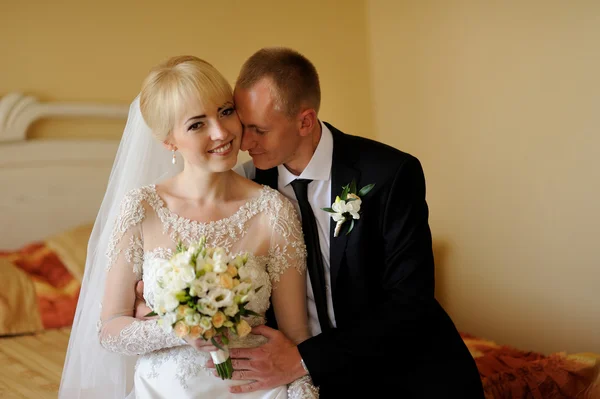 Noiva feliz e noivo em seu casamento — Fotografia de Stock