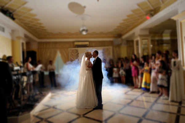 Braut und Bräutigam tanzen auf der Hochzeit — Stockfoto