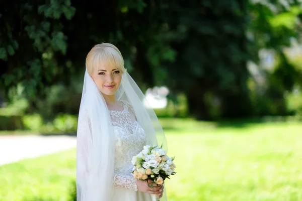 Mooi portret van de bruid buiten — Stockfoto