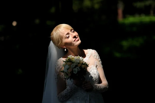Bellissimo ritratto della sposa all'aperto — Foto Stock