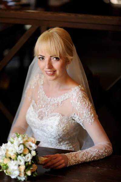 Hermoso retrato de la novia al aire libre —  Fotos de Stock