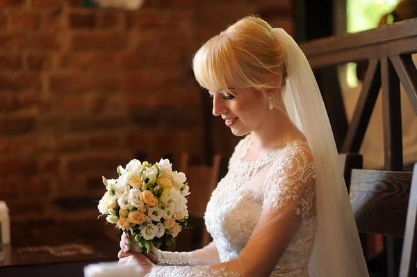 Bellissimo ritratto della sposa all'aperto — Foto Stock