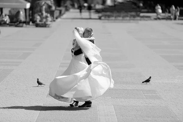 Glückliche Braut und Bräutigam zur Hochzeit — Stockfoto