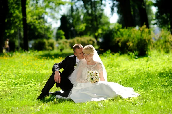 Glückliche Braut und Bräutigam zur Hochzeit — Stockfoto