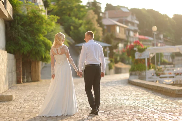 Glückliche Braut und Bräutigam zur Hochzeit — Stockfoto