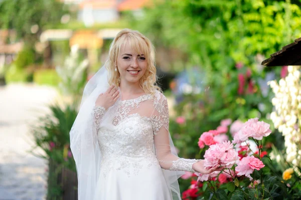 Hermoso retrato de la novia al aire libre —  Fotos de Stock