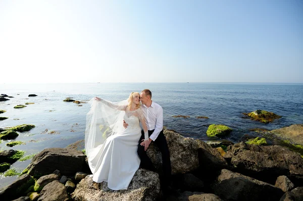 Glückliche Braut und Bräutigam zur Hochzeit — Stockfoto