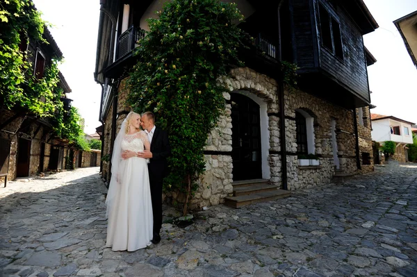 Glückliche Braut und Bräutigam zur Hochzeit — Stockfoto