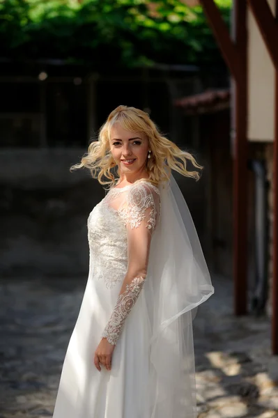 Mooi portret van de bruid buiten — Stockfoto