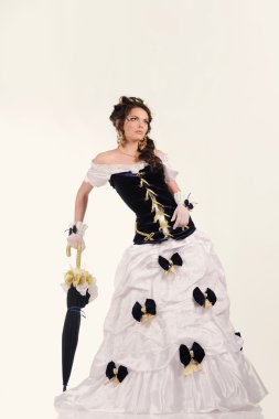 saç gri arka plan üzerinde papatya ile seksi kız