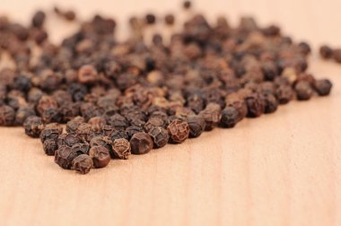 ahşap kesme tahtası üzerinde kara biber