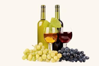 izole şarap şişesi ile cam ve Yeşil üzüm