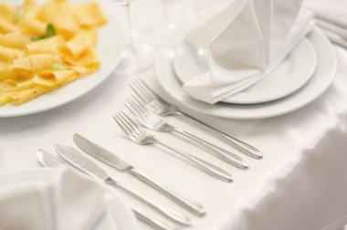 Masayı gümüş ve cam stemware ile hizmet restaura