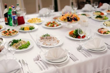 Masayı gümüş ve cam stemware ile hizmet restaura