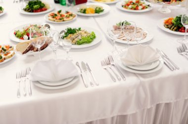 Masayı gümüş ve cam stemware ile hizmet restaura