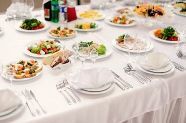 Masayı gümüş ve cam stemware ile hizmet restaura