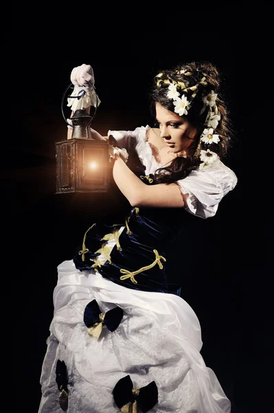 Girl with chamomile and lamp in the hands  in vintage dress — Stock Photo, Image