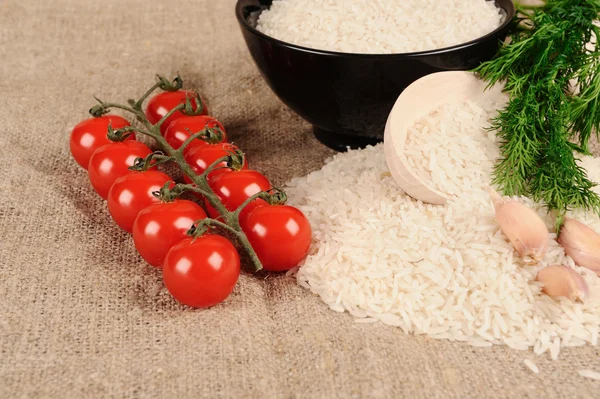 Tuval üzerinde pirinç dereotu tomatto sarımsak — Stok fotoğraf