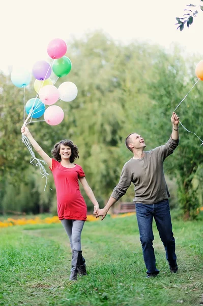 Futuros pais felizes na caminhada no parque de verão — Fotografia de Stock