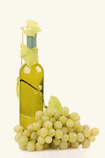 Bottiglia di vino isolata con uva verde — Foto Stock