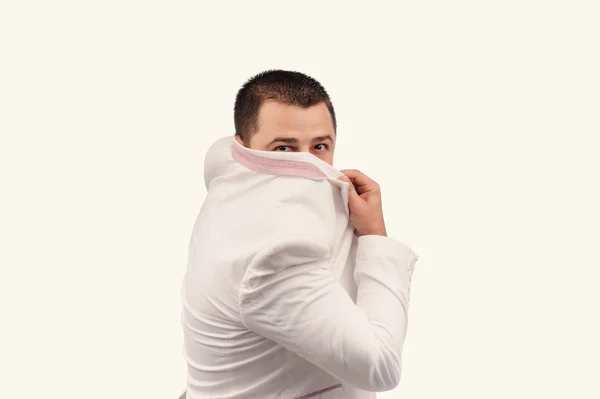Homem engraçado na suíte branca com diferentes emoções engraçadas — Fotografia de Stock